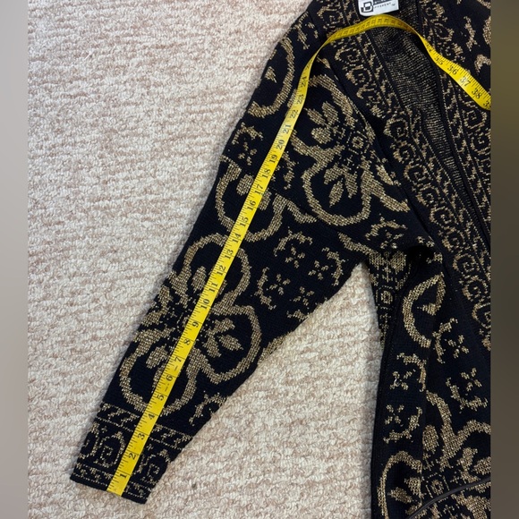 Distinctly Different Vintage Elegant Black and Gold Women's Sweater Size 47 - Picture 12 of 13